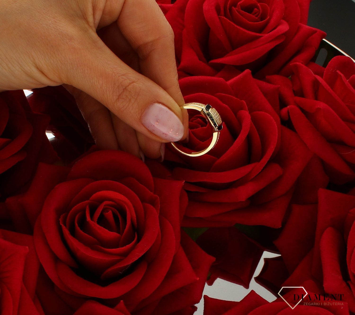 Złoty pierścionek sygnet damski 375 z cyrkoniami rozmiar 22 PI 6514 375. Sygnet damski z kwadratowym oczkiem. Złota biżuteria na prezent. Pierścionki złote na prezent. Pomysł na prezent dla kobiety. Oryginalny złoty pierścione.jpg